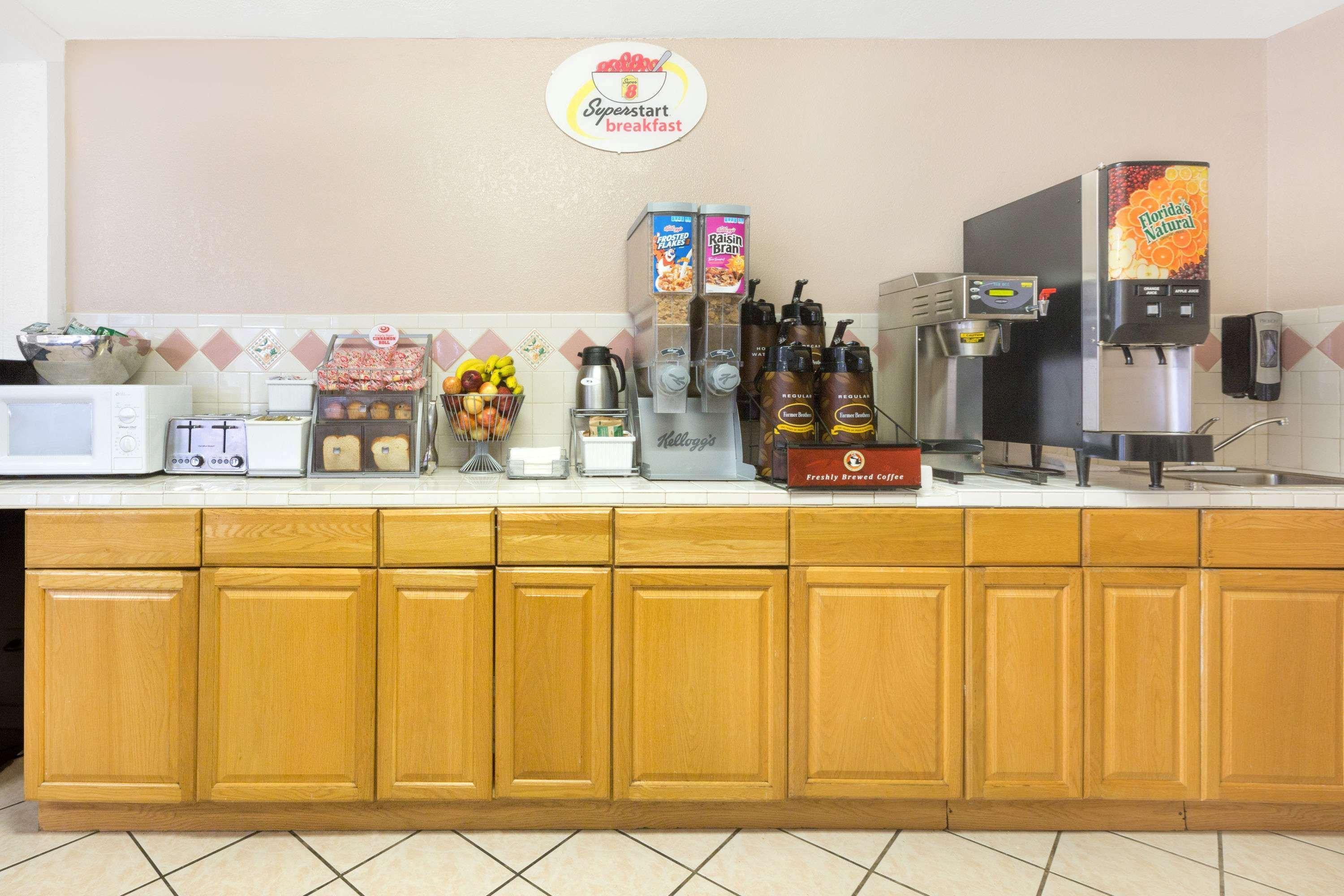 Super 8 By Wyndham Lake Havasu City Buitenkant foto