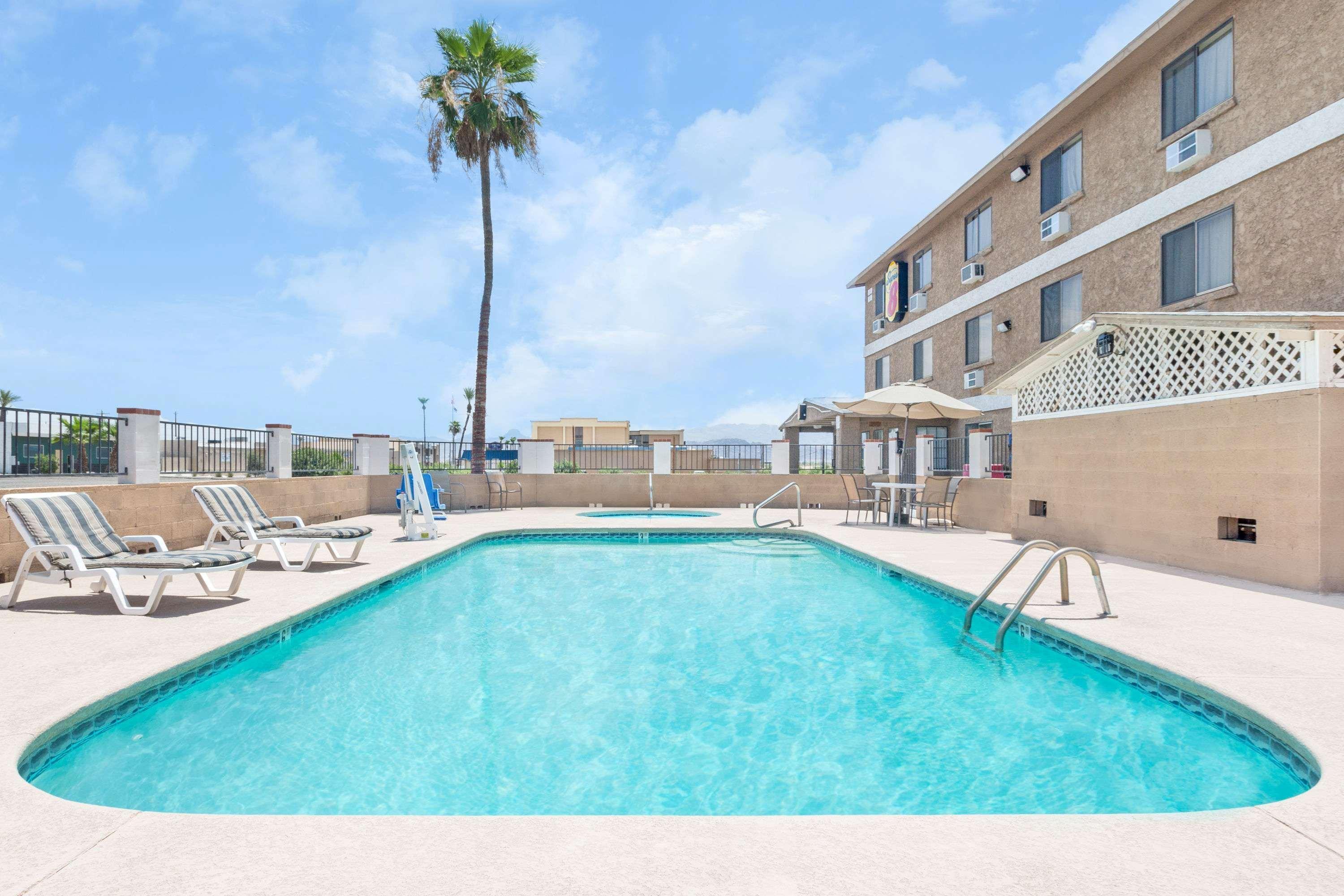 Super 8 By Wyndham Lake Havasu City Buitenkant foto